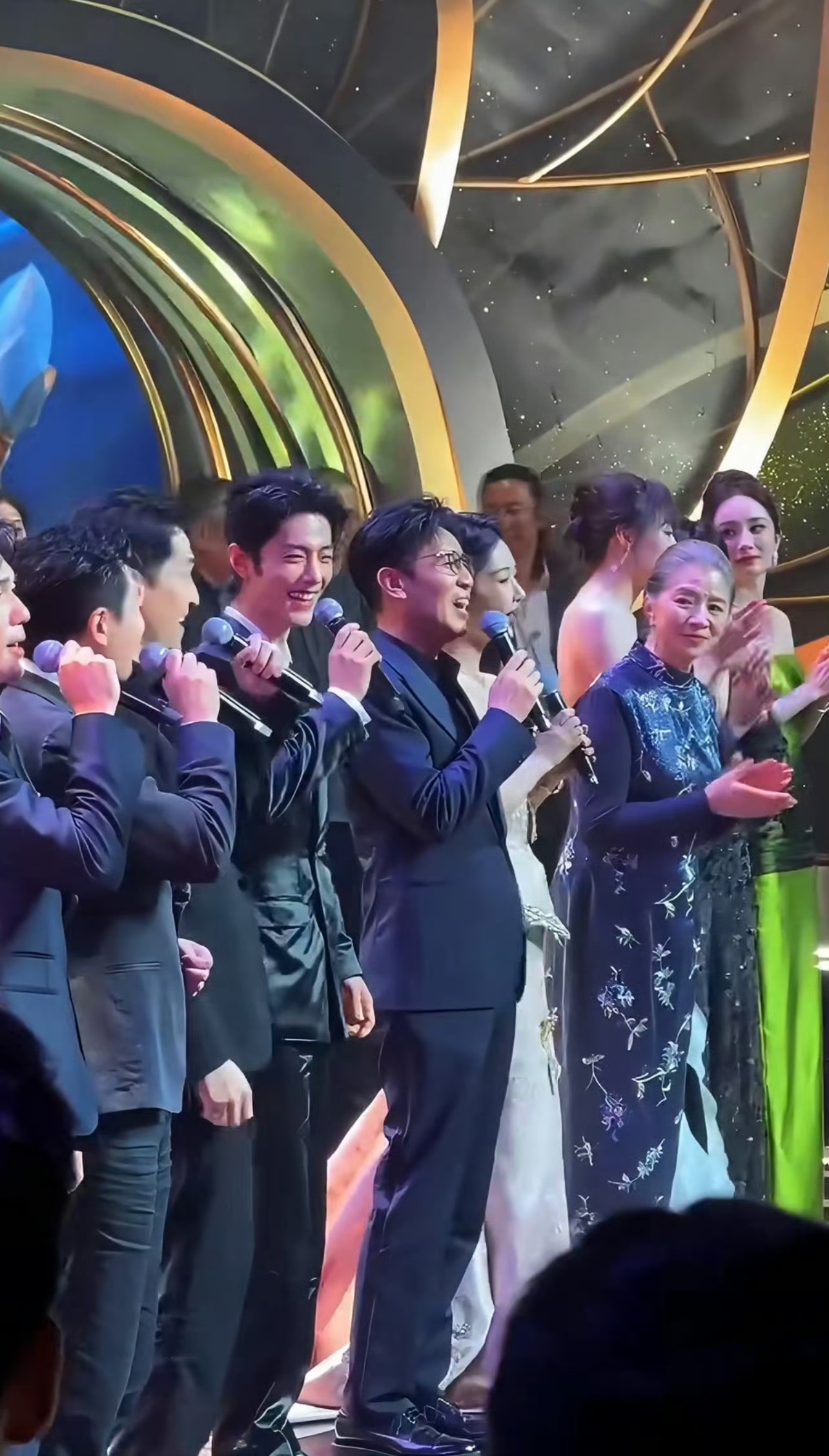 肖战胡歌白玉兰奖同框对视