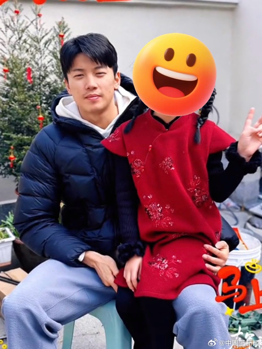 汪顺回乡过年与家乡朋友合影