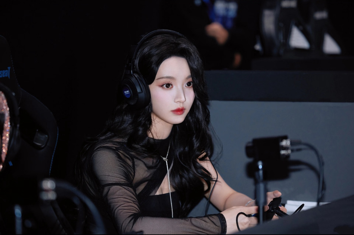 田曦薇丁程鑫等15位明星演绎电竞风造型