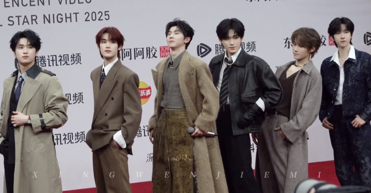 时代少年团红毯模仿刘耀文45度站姿