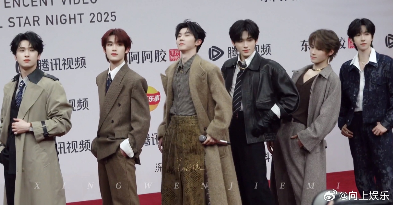 时代少年团全员模仿刘耀文45度站姿