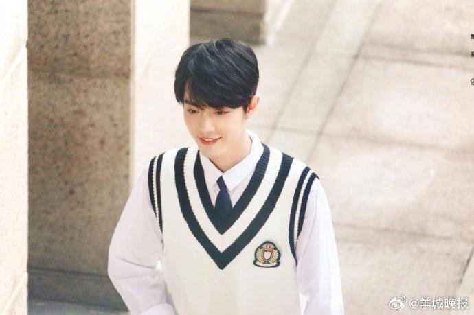 肖战王一博等男星白衬衫造型引热议,纯情男高形象获赞