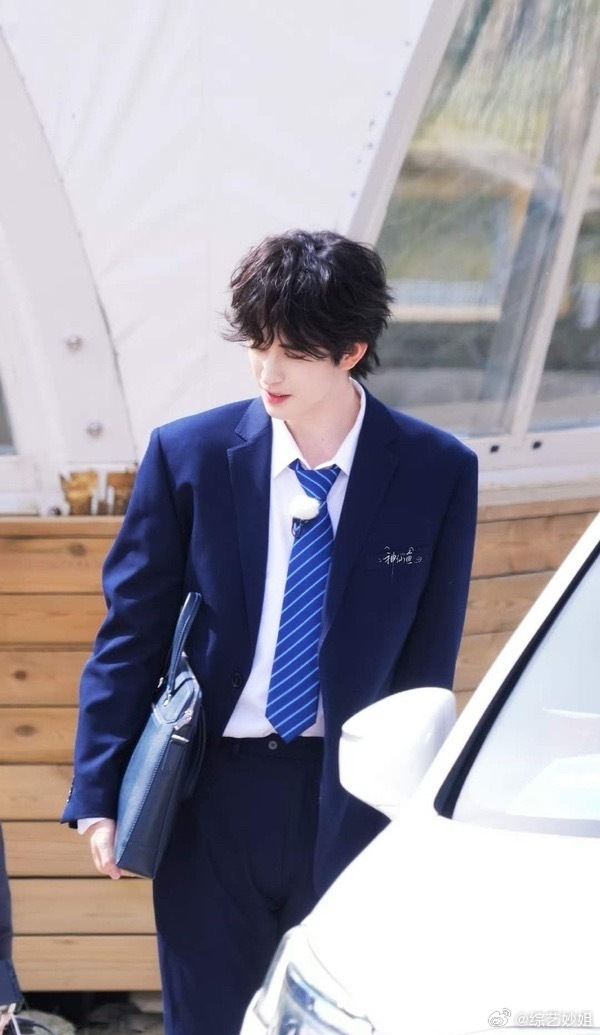 敖瑞鹏卷毛西装亮相奔跑吧，日系学长造型吸睛