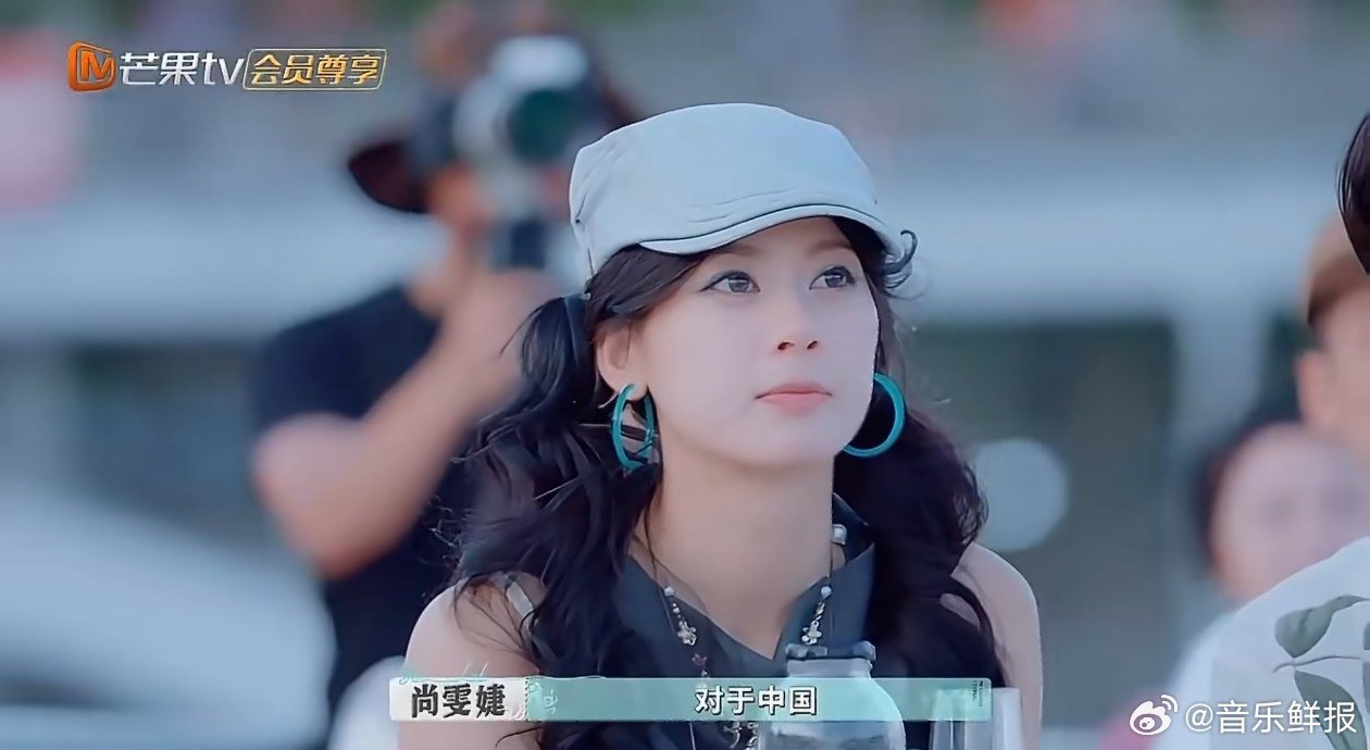 赵昭仪眼神流露对尚雯婕爱慕，互动自然浪漫