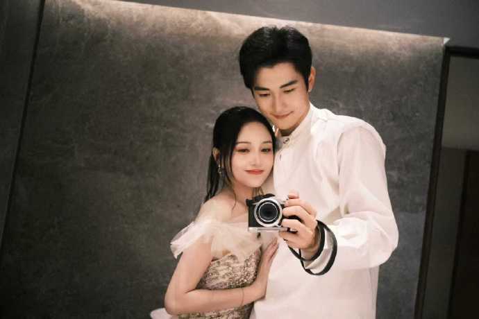 金莎孙丞潇工作室晒中秋互动照甜蜜满屏