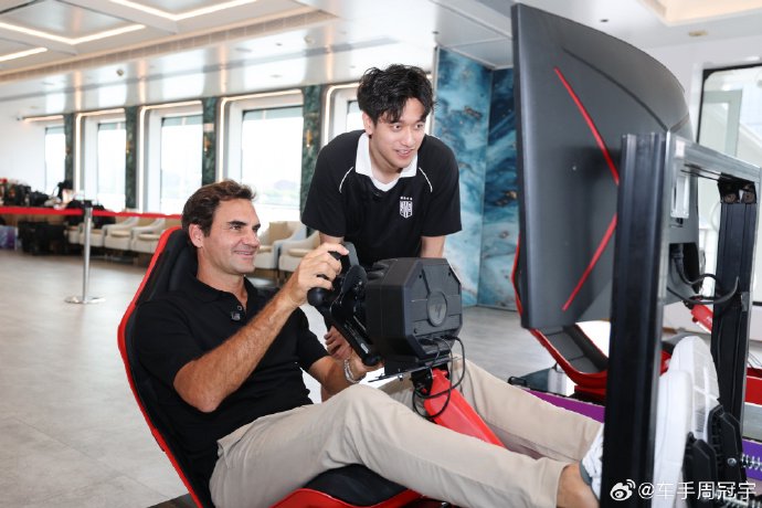 周冠宇与费德勒黄浦江畔切磋网球