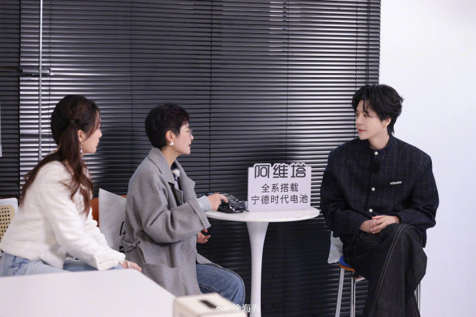 徐海乔回应愿演刘亦菲父亲，称突破自我无惧角色挑战