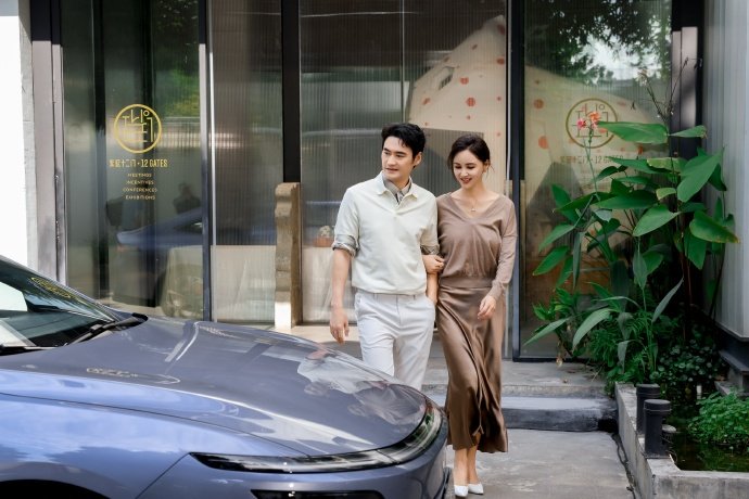 袁弘张歆艺夫妇体验日产N6插混轿车，舒适3连击引关注