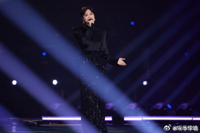 李宇春亮相中国电影120周年活力之夜发文祝福