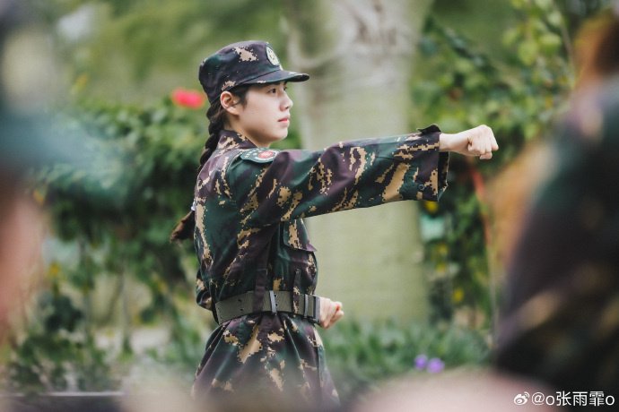 张雨霏晒军训照称因伤错过完整训练，期待下次学匕首操