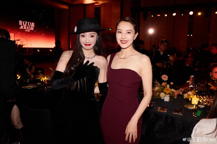 王鹤润晒与高圆圆合照赞其优雅美丽