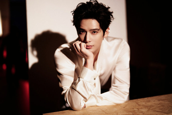 王安宇卷毛大衣造型亮相跨年活动