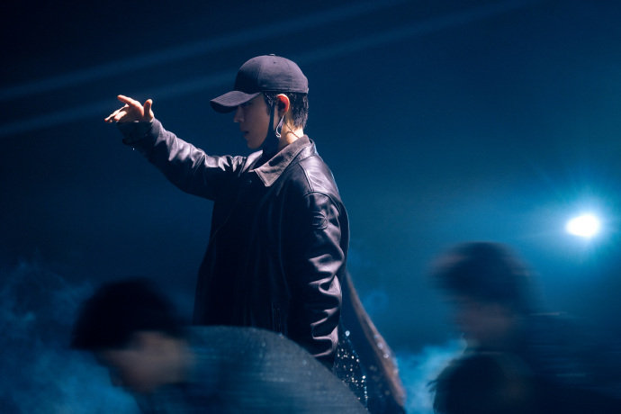 肖战东方卫视跨年彩排，毛线帽皮衣造型反差亮相