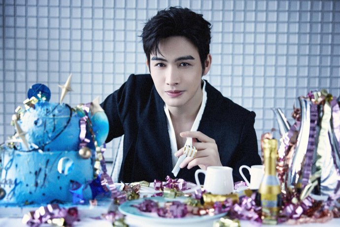 张彬彬33岁生日晒深V西装照