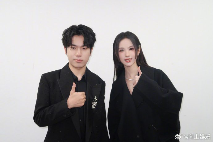 陈都灵与叶童舒淇宋佳关晓彤陈哲远花海合照