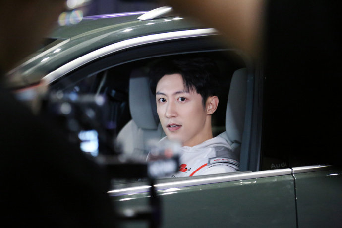 黄景瑜《飞驰人生3》片场花絮照曝光，白色赛车服造型亮相