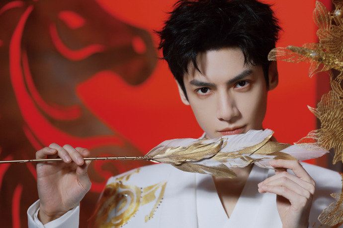 罗云熙白衣金纹造型亮相央视春晚