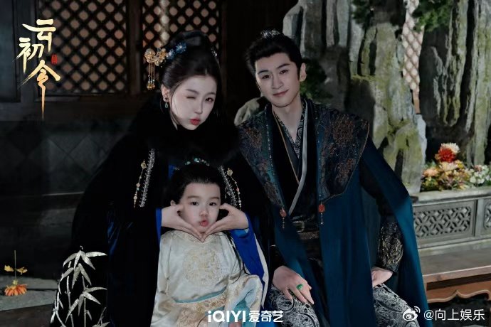 虞书欣张云龙一家三口元宵节营业照曝光