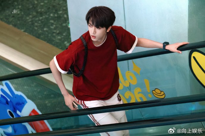 张桂源少年时代2路透曝光，红T造型被赞完全校草