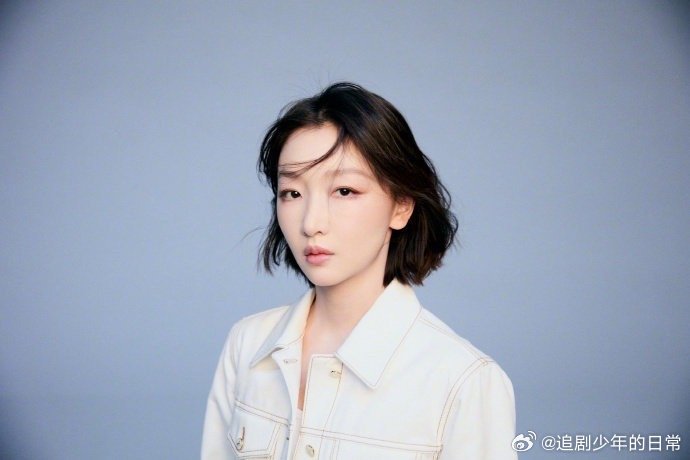 周冬雨白色丹宁牛仔套装亮相时装周