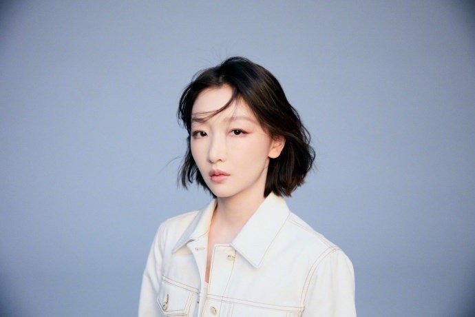 周冬雨白色丹宁套装亮相时装周，干净利落展高级感