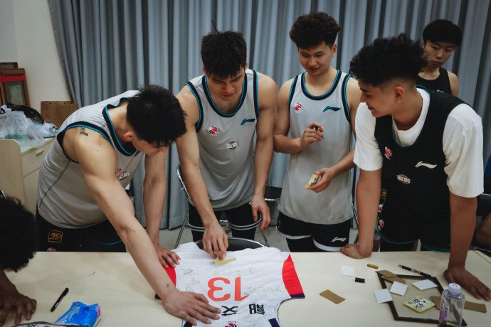 郭艾伦赴北京手术，龙狮俱乐部全程保障