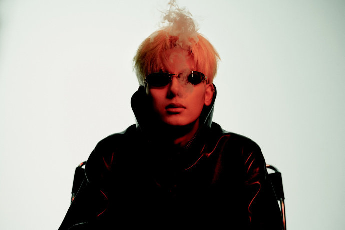 胡先煦白金发色亮相大片，展现渣苏感男友形象