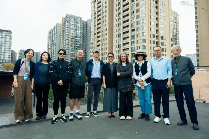 陈可辛新片《明天会更好》成都开机，周迅等主演亮相
