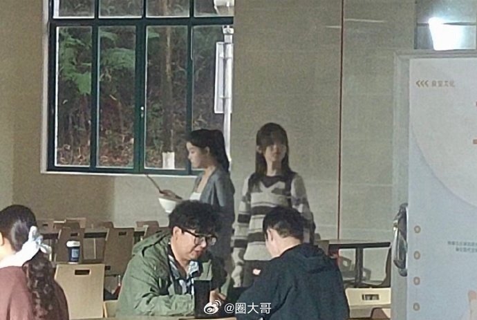 杨超越董思成中山大学拍新剧太阳雨