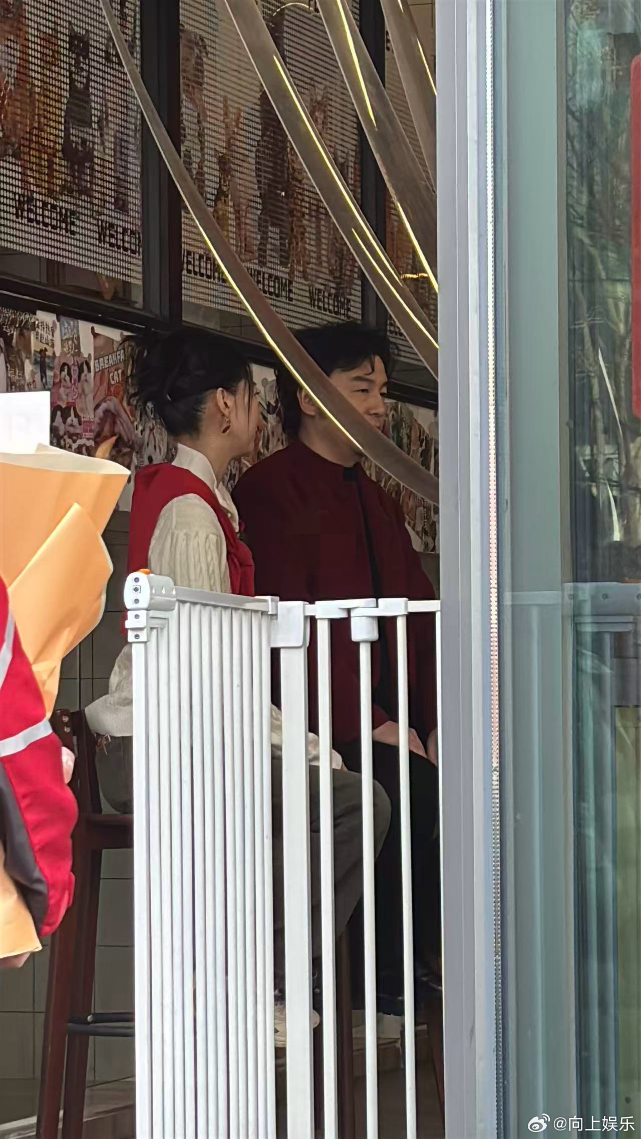 雷佳音上海街头送年货与路人热聊