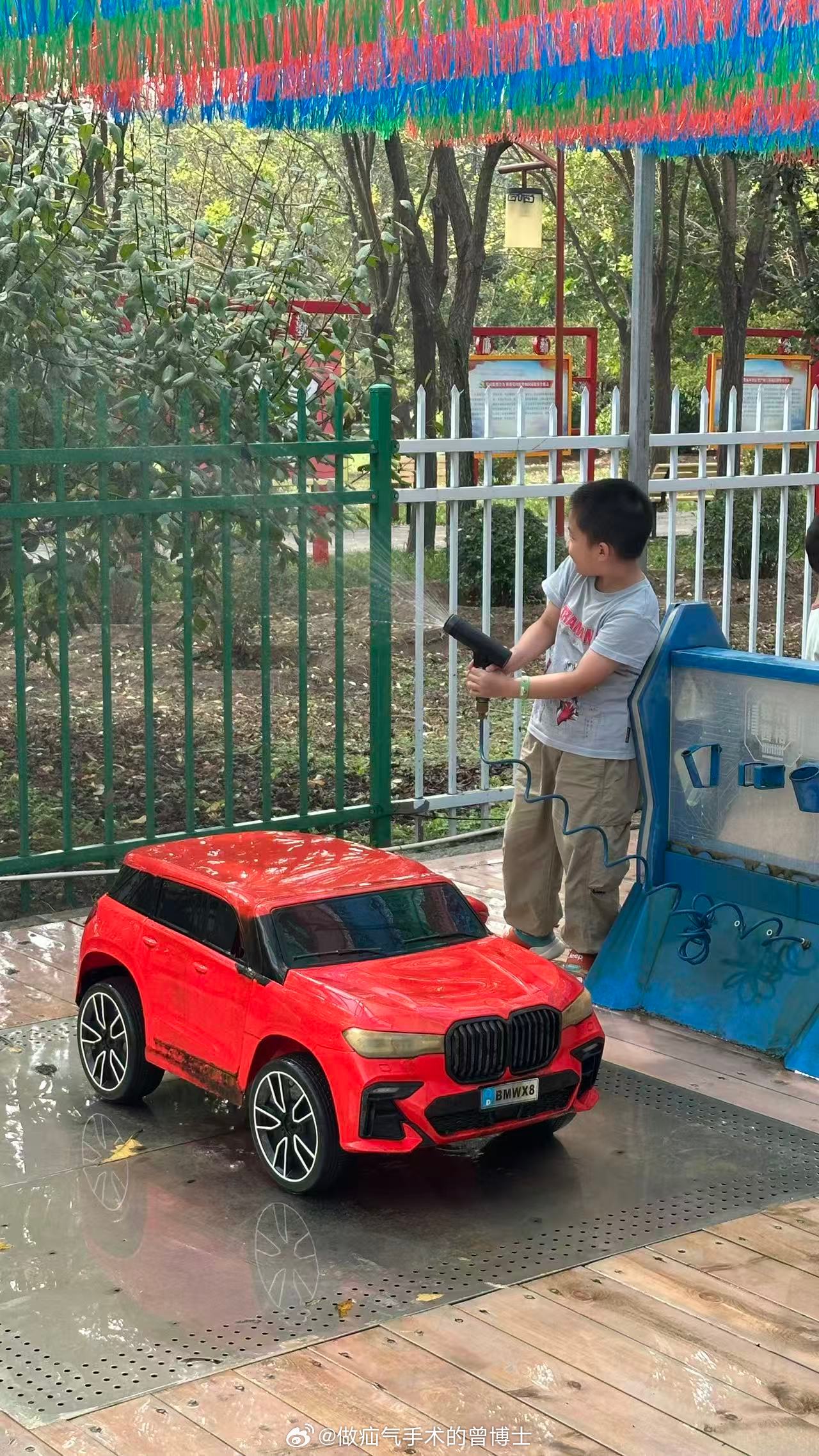 小男孩沉迷洗车游戏驻足不前