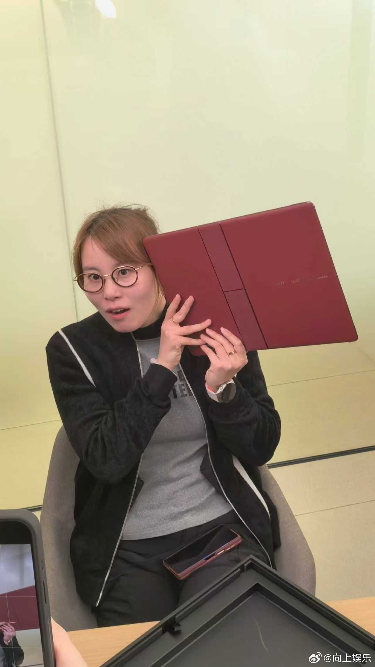 黄渤常远傅园慧等明星现身华为店体验鸿蒙折叠电脑