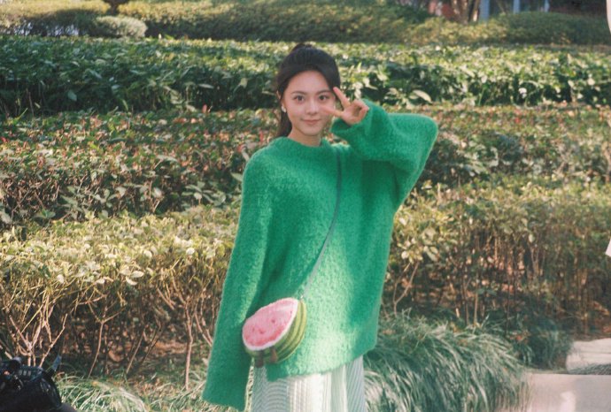 赵今麦聂曦光毕业照曝光，西瓜造型可爱吸睛