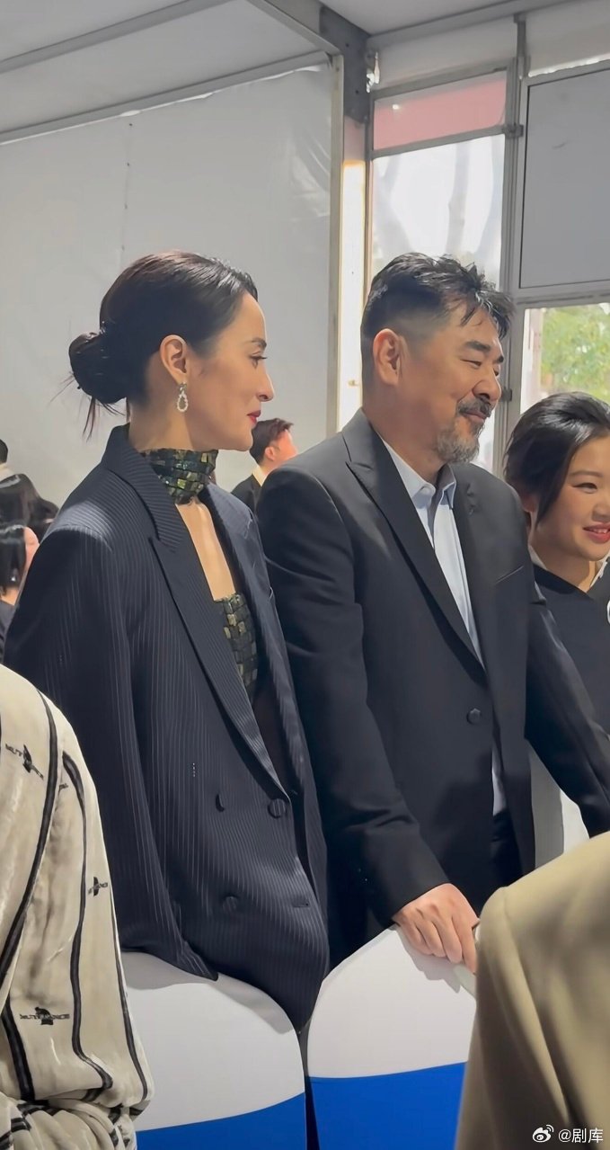 陈建斌蒋勤勤机场搂肩姿势引热议