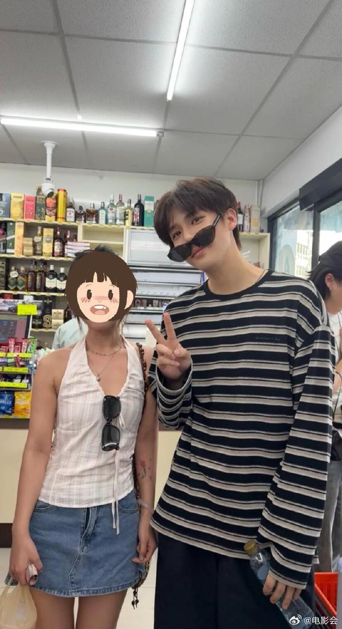 网友晒与王安宇合照称男友感十足