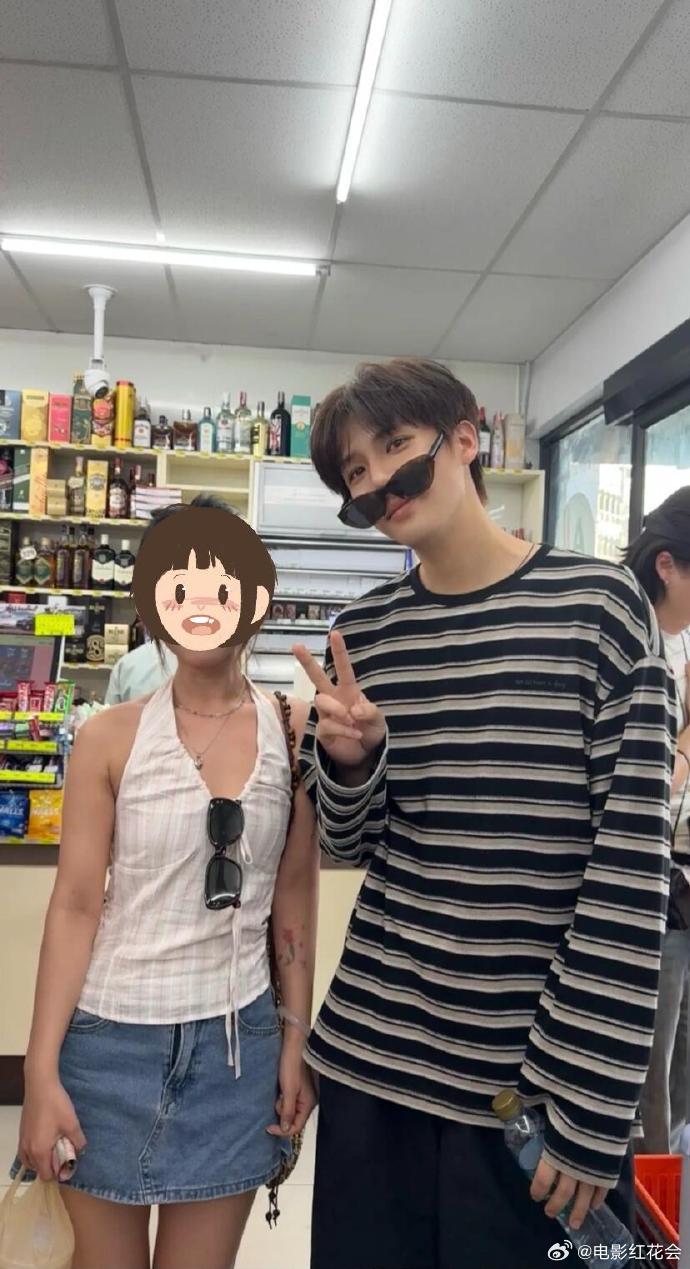 网友晒与王安宇合照称其男友感十足