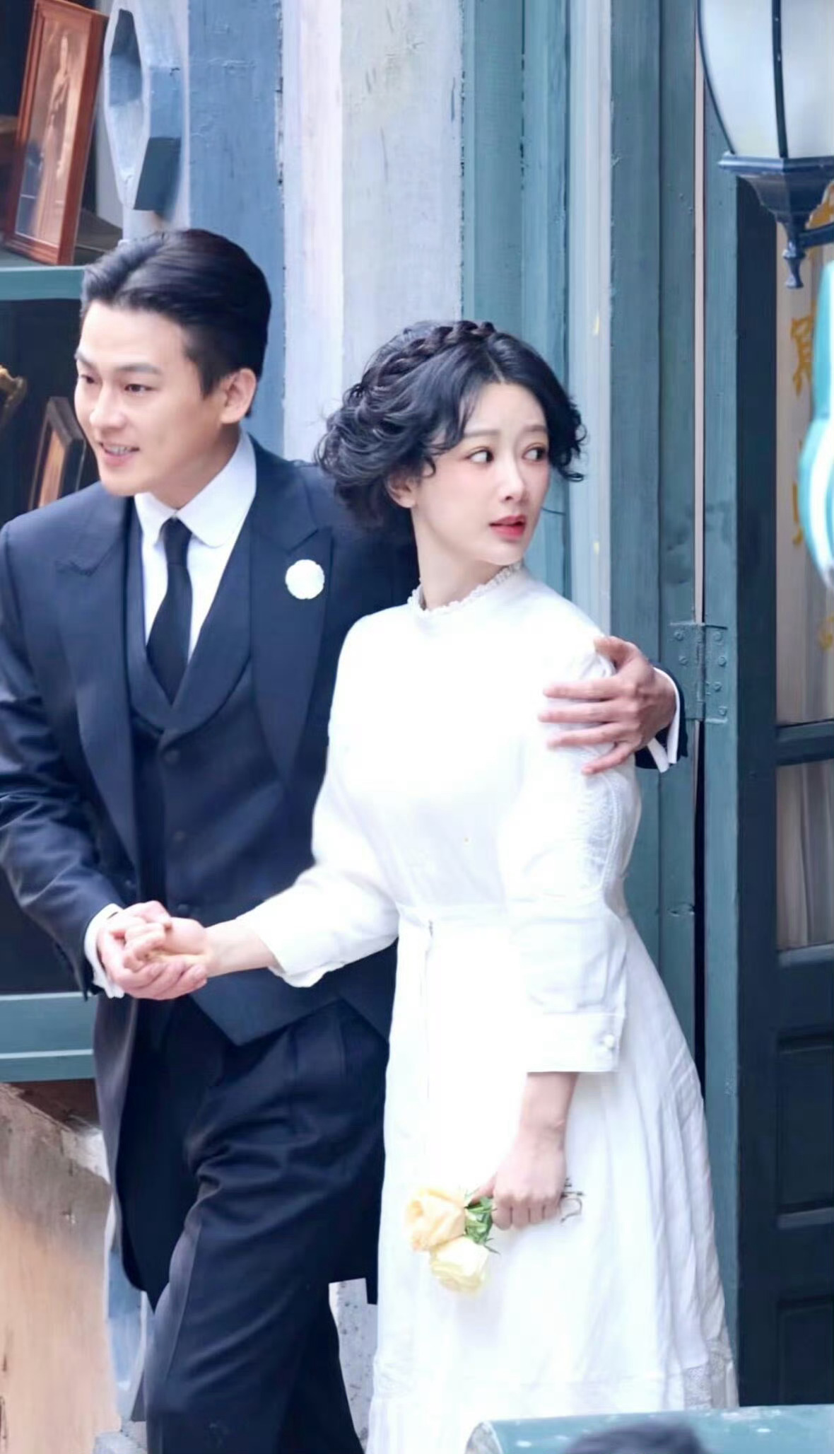 杨紫欧豪新戏结婚造型曝光，还原董竹君夏之时婚礼