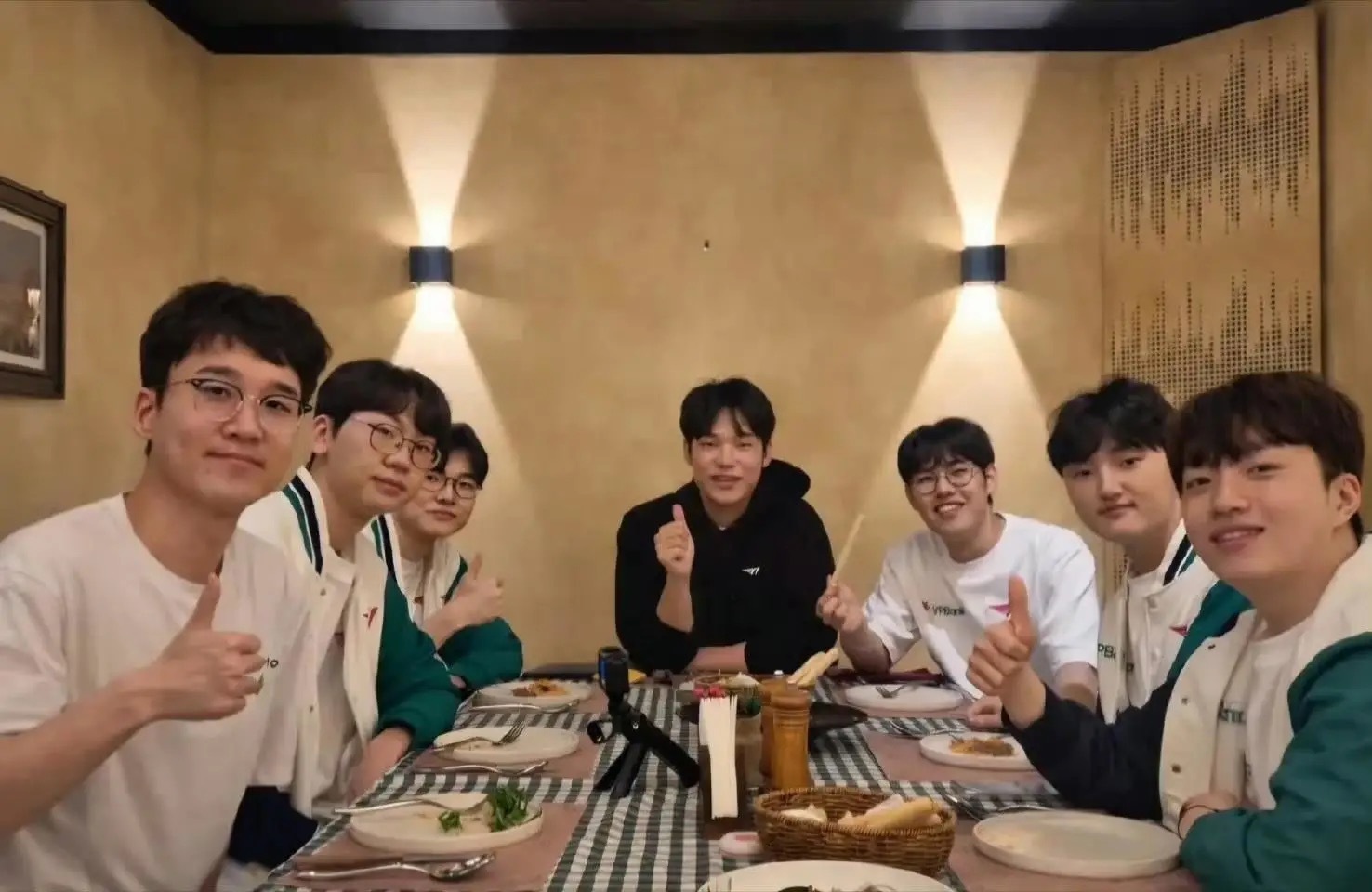 韩国解说晒与T1队员主播越南聚餐照