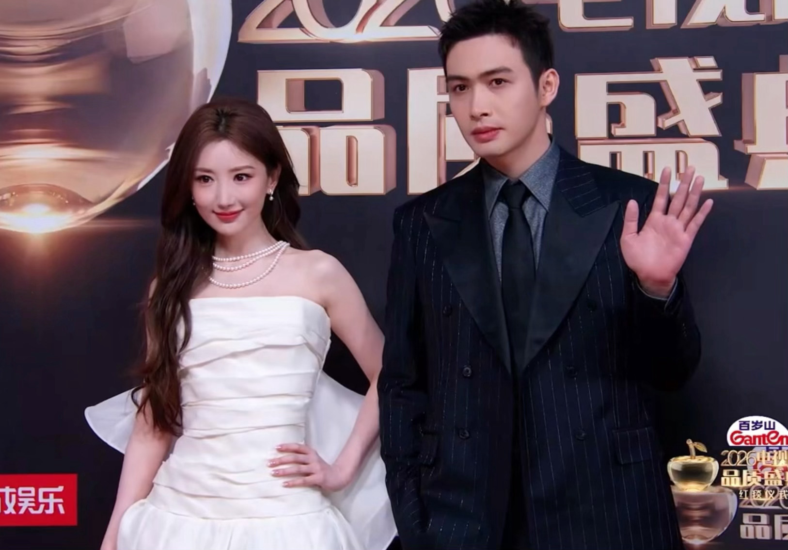 张彬彬毛晓彤牵手走红毯疑踩裙