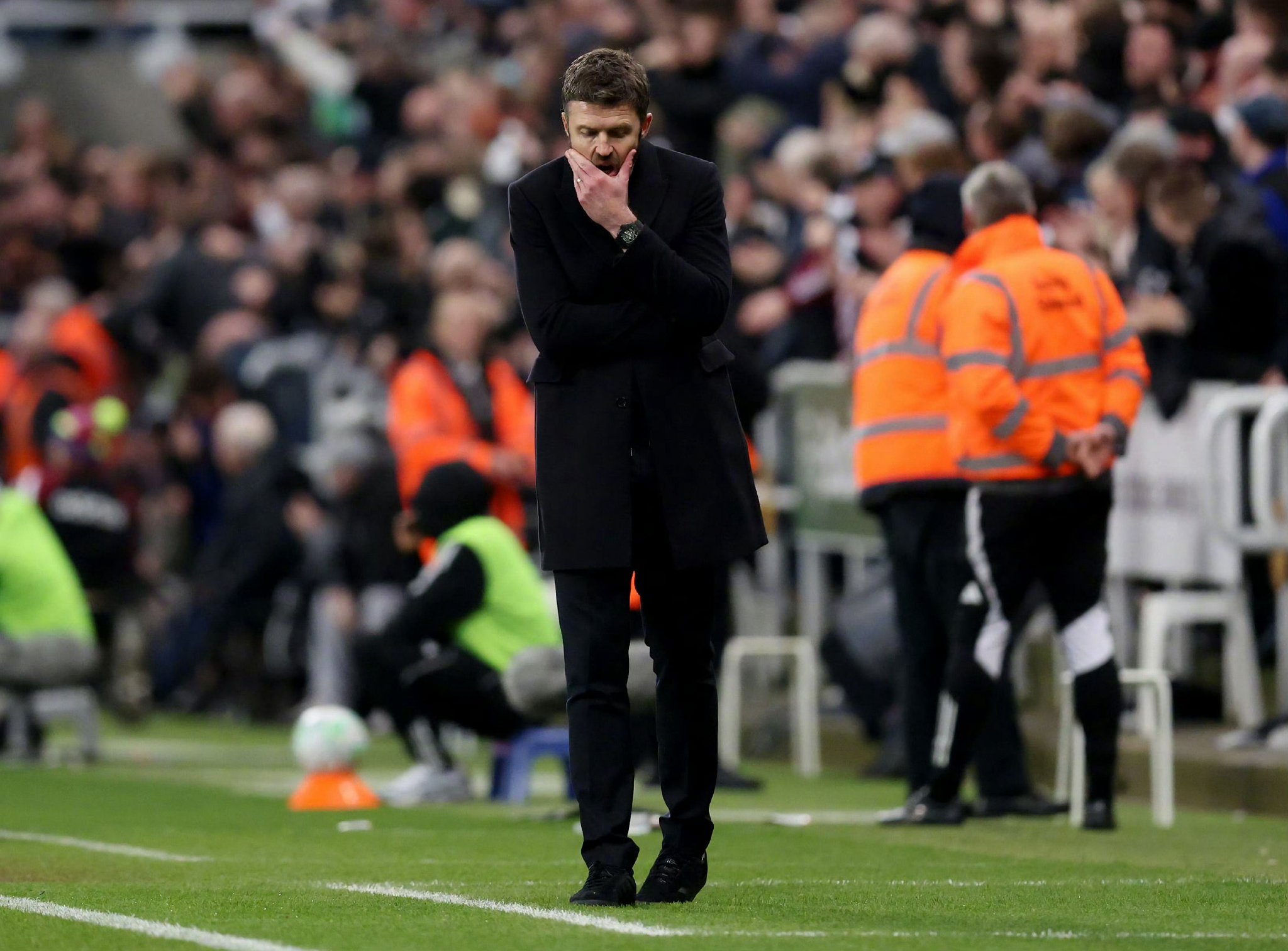 曼联1-2负纽卡斯尔，多打一人遭逆转