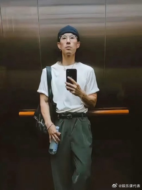 吴建豪晒自拍回应瘦40斤质疑，称自拍技术不佳