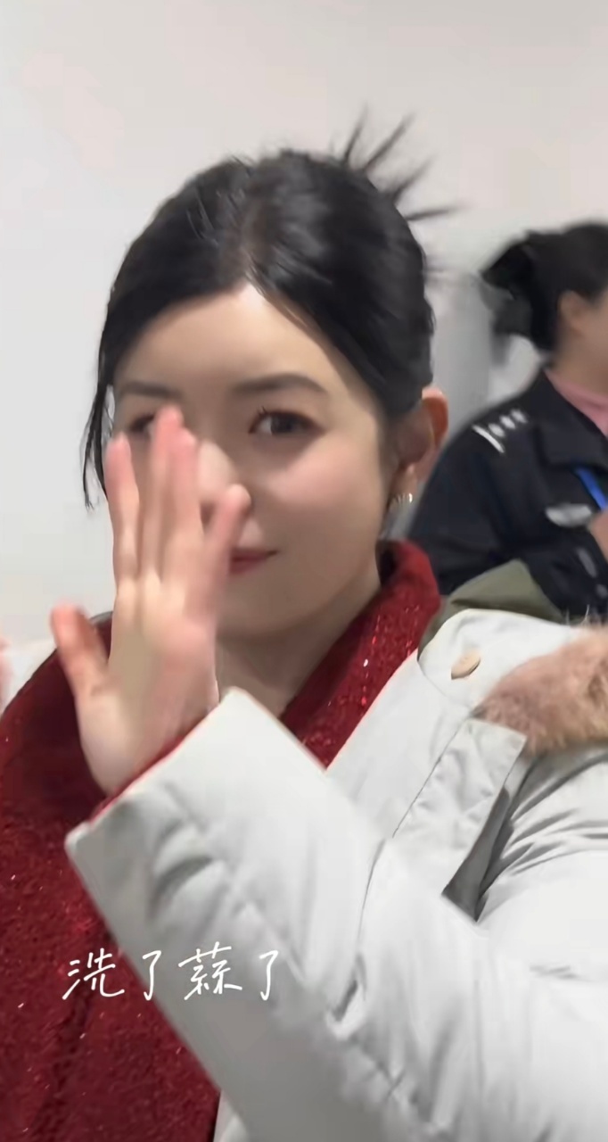 陈妍希现身山西吕梁被偶遇