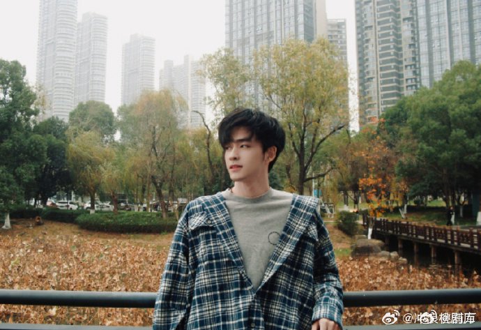 王鹤棣扫楼复刻苍兰诀名场面，张卓尔献唱秀演技