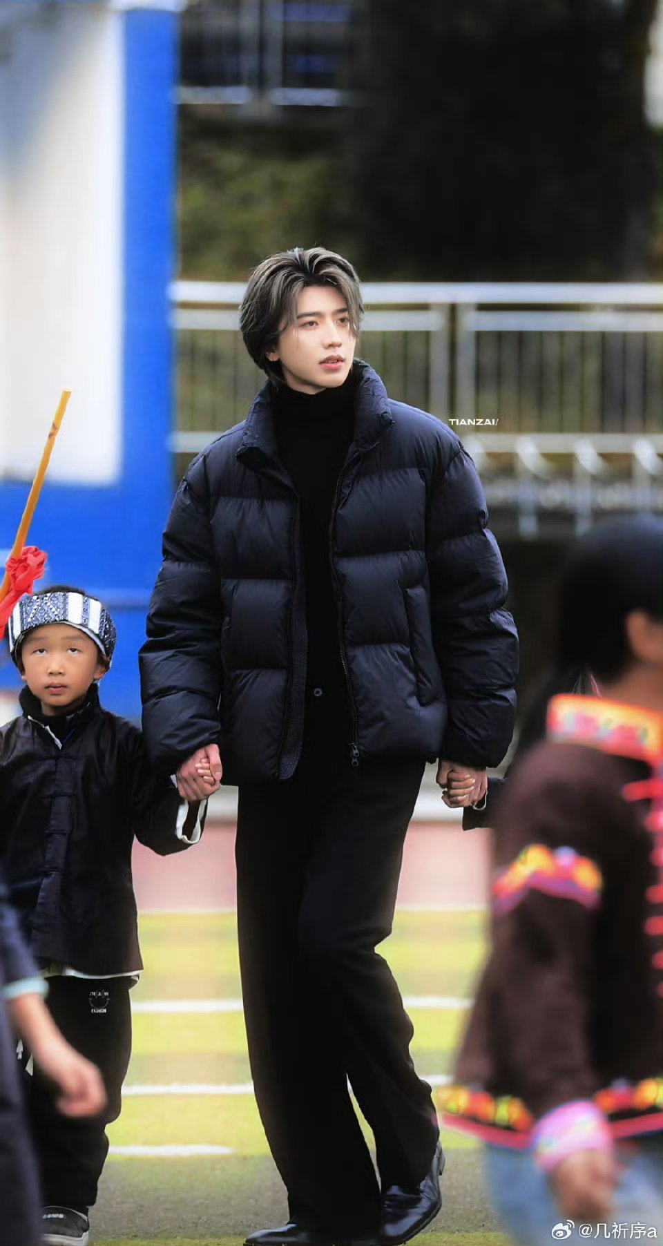 蔡徐坤与小朋友互动路透曝光，展现成熟温柔一面
