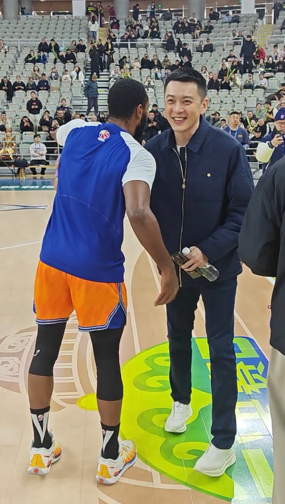 杨鸣重返CBA解说席，搭档姚全解说上海对山东半决赛