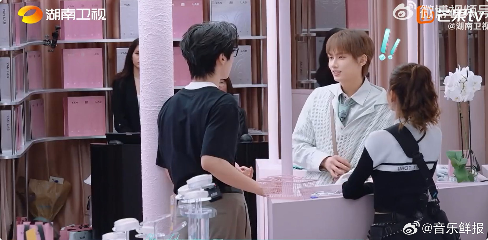 文俊辉颜安地铁互动玩抽象，张予曦认真接卡反差萌