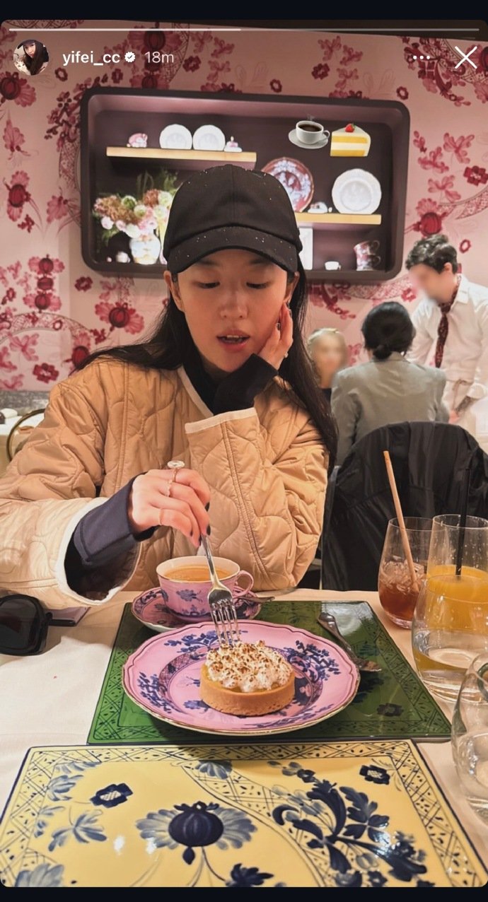 刘亦菲素颜现身下午茶随拍