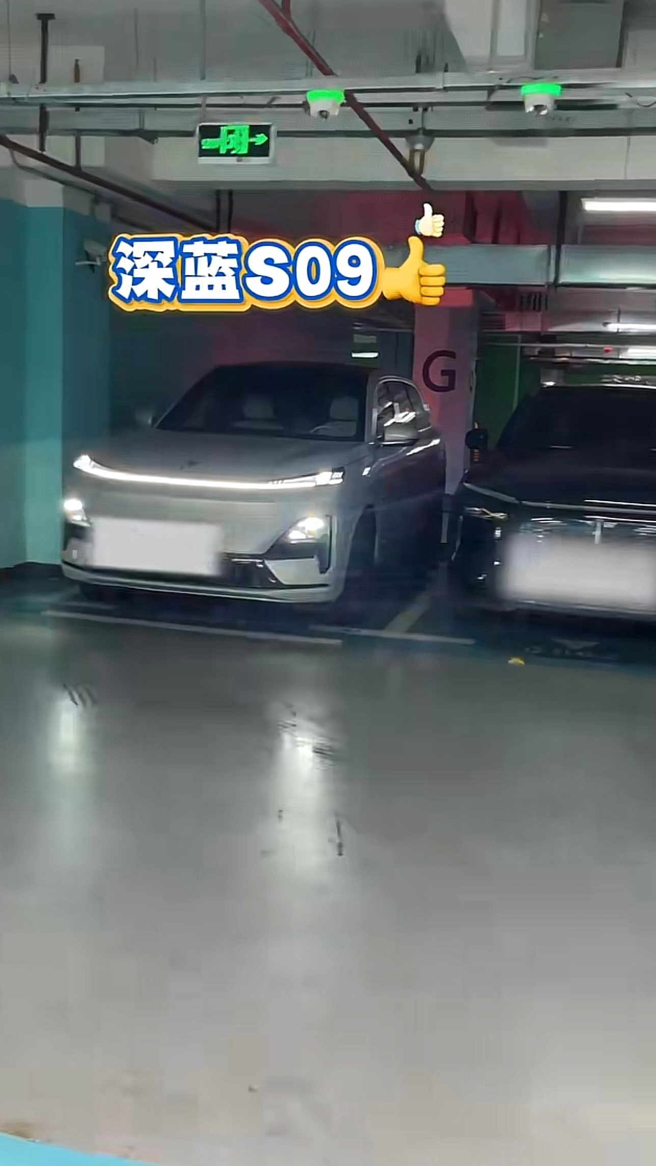 中国男友携法国女友体验深蓝S09自动泊车，商场内一把入库惊呆外籍女友