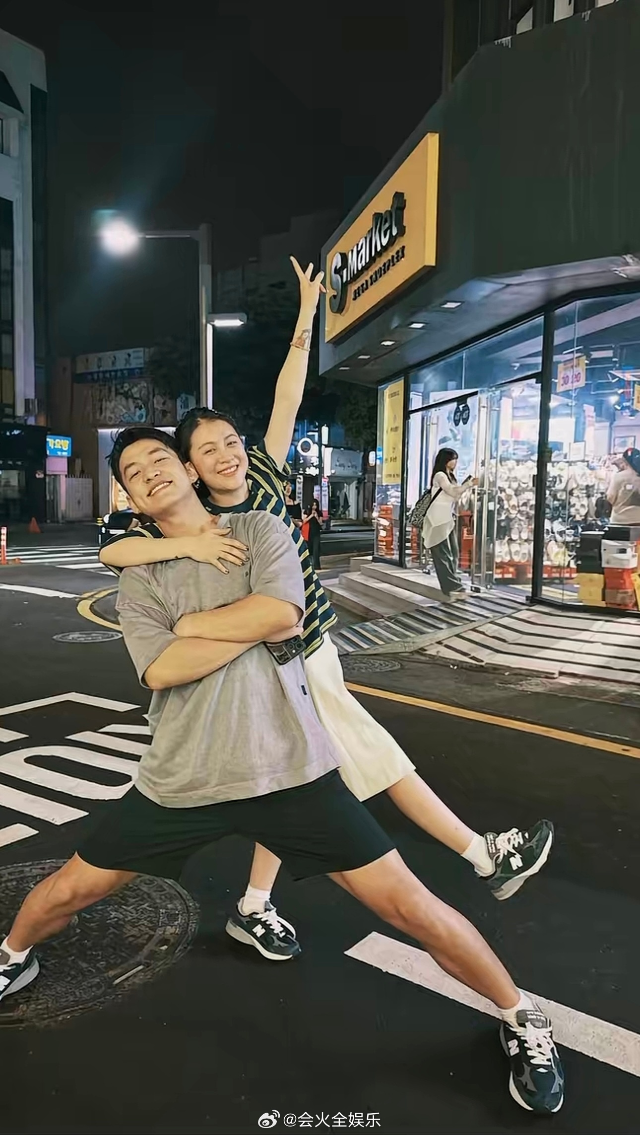 李嘉格与男友甜蜜互动秀恩爱