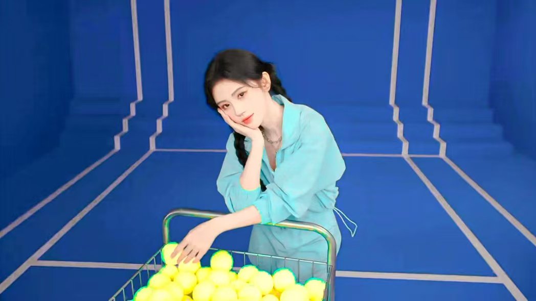 鞠婧祎从清新春日到利落职场演绎天生衣架子